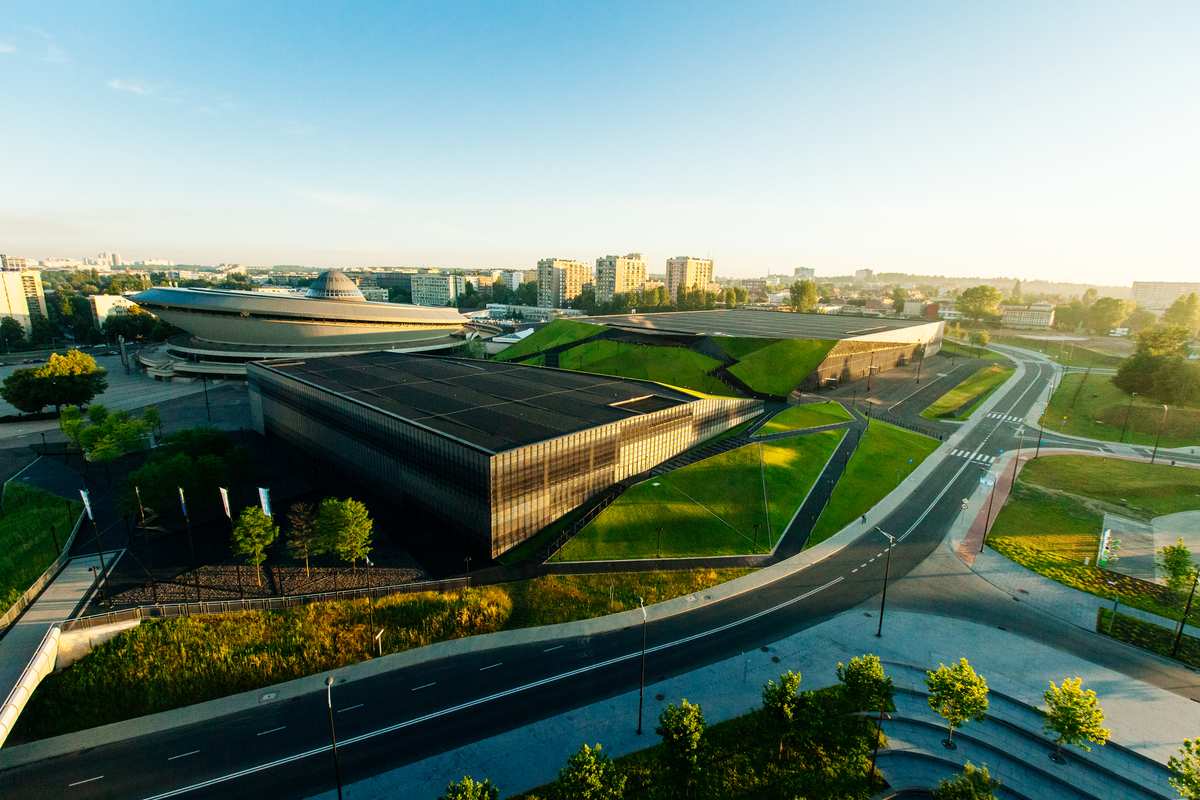 Modernes Konferenzzentrum in Katowice, im Hintergrund die "fliegende Untertasse". Foto: PTWP