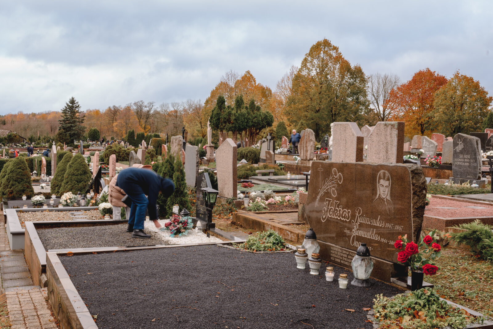Allerheiligen in Polen, Wszystkich Świętych Polen, Feiertage Polen 1. November, Allerheiligen Traditionen Polen, katholische Feiertage Polen, Allerheiligen Friedhof Polen, wie feiert Polen Allerheiligen, Bräuche und Traditionen zu Allerheiligen in Polen, Friedhofsbesuche Allerheiligen Polen, Kerzen und Blumen Allerheiligen Polen, Geschichte und Bedeutung Allerheiligen Polen, Unterschied Allerheiligen und Allerseelen Polen, polnische Erinnerungskultur Allerheiligen, Totengedenken Polen, katholisches Hochfest Allerheiligen, Grablichter Allerheiligen Polen, Feiertage in Polen November, Traditionen zum Totengedenken in Polen, Polen, Allerheiligen, 1. November, 1. November in Polen,