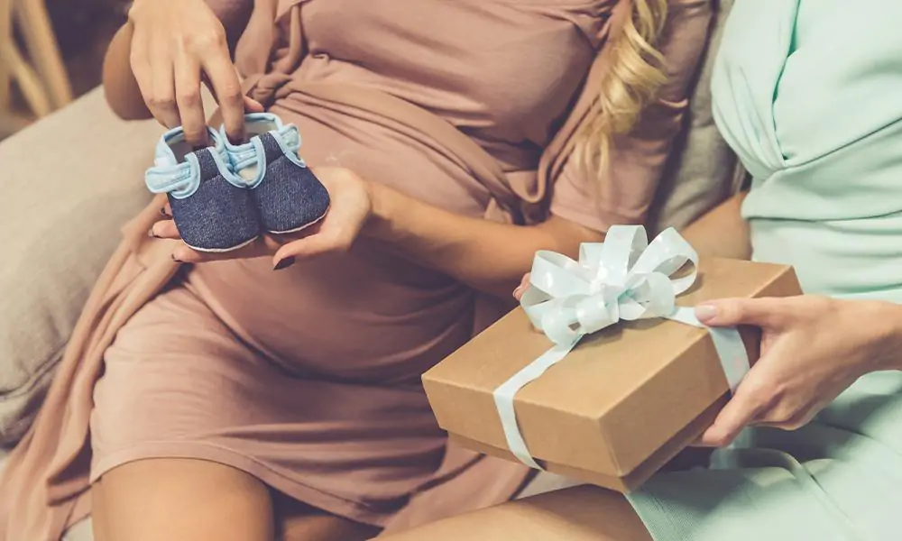 Zwei Frauen feiern eine Baby-Shower-Party