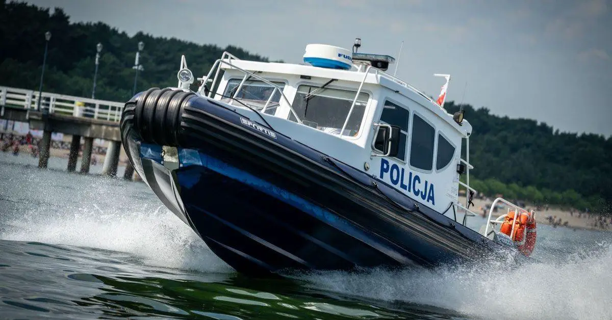 Gefahr am Wasser, dei polnische OStsee, Frau trieb auf Materaze, shclafende Frau au Materaze