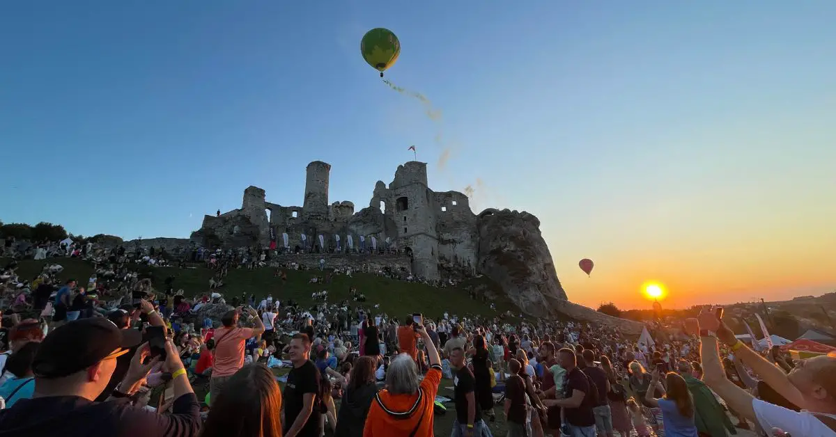 Burg Ogrodzieniec, Polen, Urlaub, Tourismus, Witcher, Heißluftballons, Flugzeuge