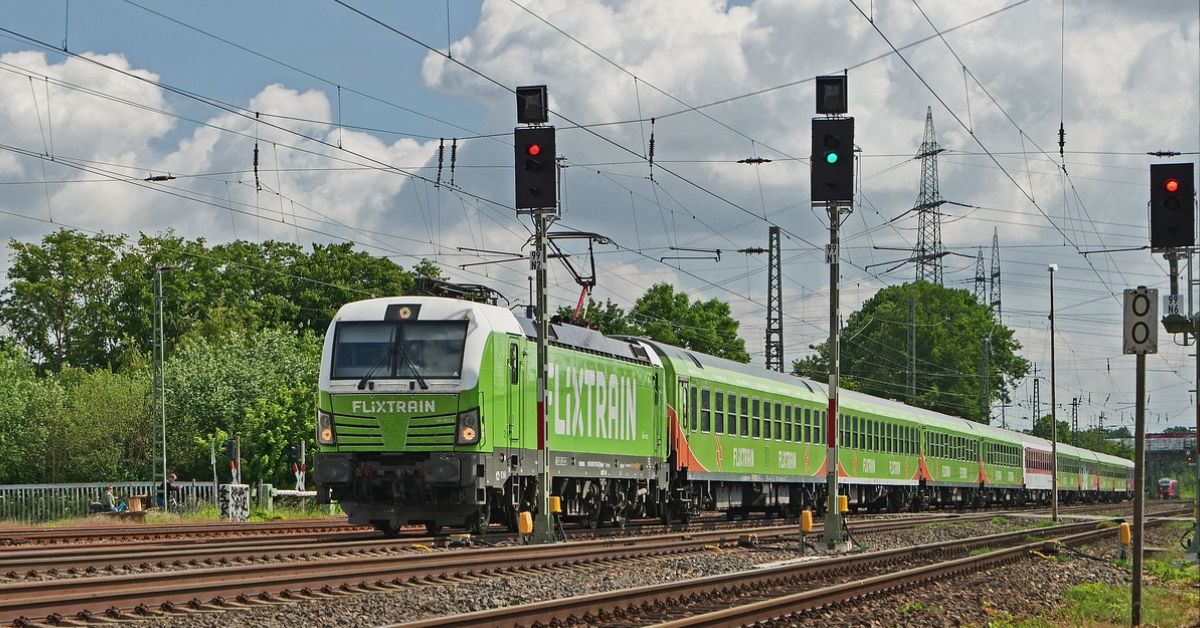 flixtrain, zug, grüner zug, schienen, zugverkehr