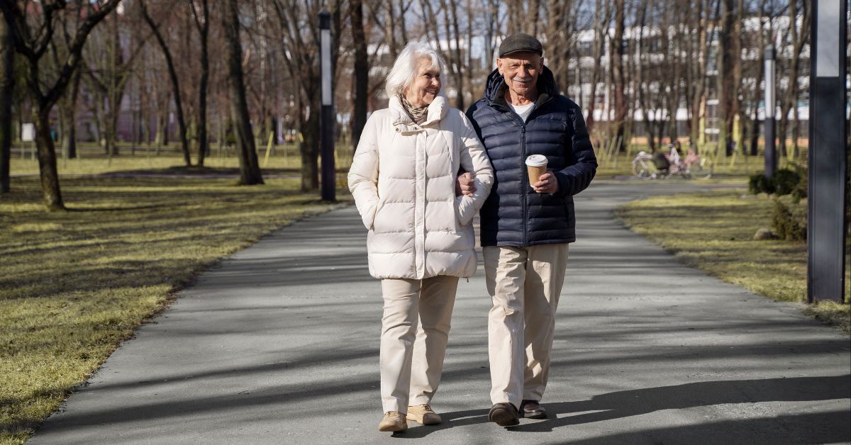 gesunde lebenserwartung, gesundheit, lebenserwartung, paar, altes paaar, spaziergang, kaffee, glück