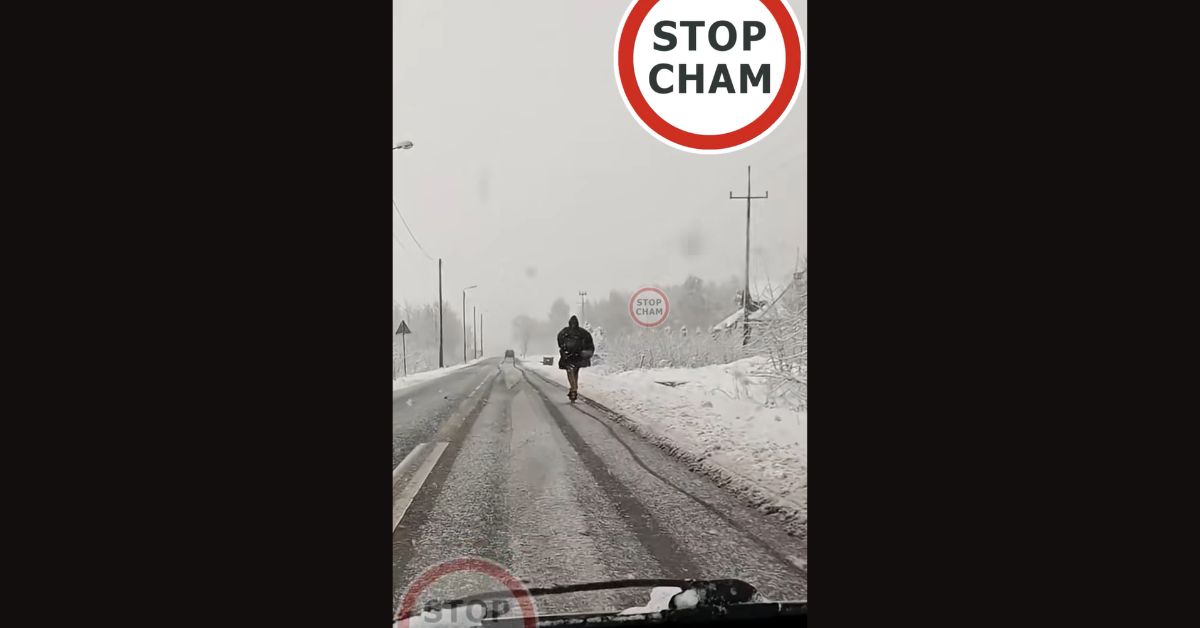 Batman auf dem E-Scooter, E-Scooter Polen, Stop Cham, Verkehrssicherheit Polen, Schnee E-Scooter, Grodzisko, Schlesien, Polen,