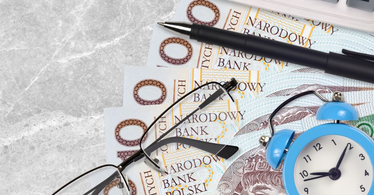 Mindestlohn Polen, Mindestlohn Polen 2025, Mindestlohn Polen 2026, polnischer Mindestlohn, gesetzlicher Mindestlohn Polen, Mindestlohn Polen für deutsche Arbeitgeber, Arbeitskosten Polen, Lohnkosten Polen, Polen als Investitionsstandort, Personalplanung Polen, Budgetplanung 2026 Polen, Mindestlohn brutto Polen, Mindestlohn netto Polen, Arbeitgeberkosten Polen, Lohnnebenkosten Polen, Sozialversicherungsbeiträge Polen, Arbeitgeber-Brutto Polen, Super-Brutto Polen, Arbeitsrecht Polen, polnisches Arbeitsrecht Mindestlohn, Mindestlohn Polen Gesetz, Inflationsmechanismus Mindestlohn Polen, PIP Strafen Mindestlohn,