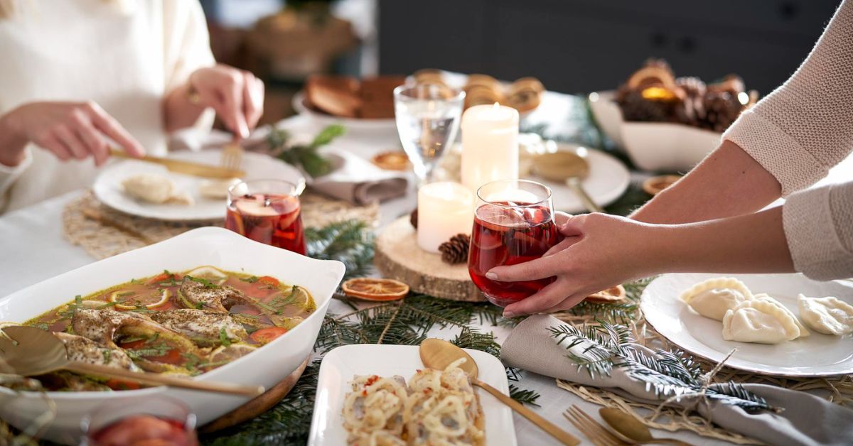 12 Gerichte Weihnachten Polen, polnische Weihnachtsgerichte, traditionelles Essen Polen Weihnachten, Heiligabend Essen Polen, polnisches Weihnachtsmenü, Fastenspeisen Polen, Wigilia Gerichte, was sind die 12 Gerichte in Polen, warum gibt es 12 Gerichte an Heiligabend, polnischer Karpfen Tradition, Weihnachtskarpfen, rote Bete Suppe Polen, rote-bete-suppe, Barszcz z uszkami, Rezept Piroggen Weihnachten, Piroggen mit Sauerkraut und Pilzen, Kutia Rezept einfach, Kompott aus Trockenobst, polnisches Weihnachtsessen, Weihnachten Essen Polen Liste, 12 Gerichte, zwölf Gerichte, Heiligabend, Heiliger Abend, Weihnachten, polen, polnisch, essen, Gericht, tradition, traditionell, Weihnachtsgerichte, Weihnachtsmenü, wichtigste Familienfest, Gerichte auf dem Tisch, Fastenspeisen, karpfen, Hering, Makowiec, Nudeln mit Mohn, Kluski z makiem, Kutia, Kompott, Trockenobst, Uszka, Gericht probieren, Glück bringen, polnischen Küche, Traditionen und Bräuche, Polen, Weihnachten, Weihnachten in Polen,