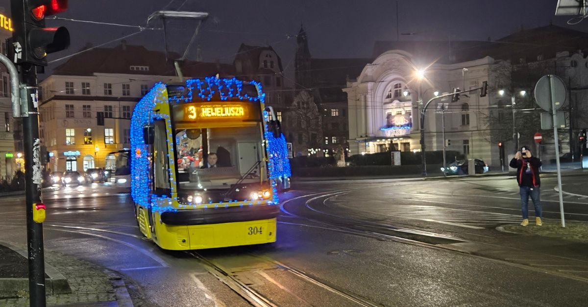Toruń, Thorn, Weihnachtsstraßenbahn, MZK Toruń, festliche Straßenbahn, Straßenbahn, Straßenbahn in Thorn, Straßenbahn in Toruń, Weihnachtsattraktion, Weihnachtsfahrten, Polen Weihnachten, festliche Veranstaltungen Toruń, weihnachtliche Straßenbahn in Toruń, weihnachtliche Straßenbahn in Thorn, Polen,