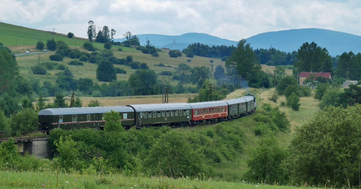Retro Express Bieszczady, historische Eisenbahn Polen, touristische Zugfahrt Polen, internationale Zugfahrt Bieszczady, Eisenbahnreise Karpaten, PKP Intercity Retrozug, historische Eisenbahnreise, Polen, Zugfahrt,
