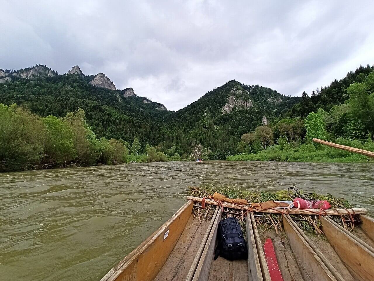 Rafting auf dem Fluss Dunajec mit Blick auf die Pieniny-Berge
