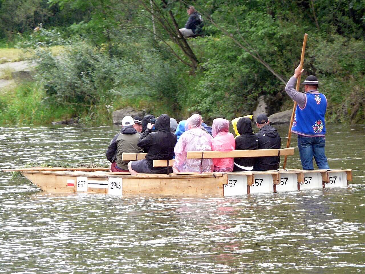 Dunajec Floßfahrt mit traditionellem Holzfloß im Pieniny-Gebirge