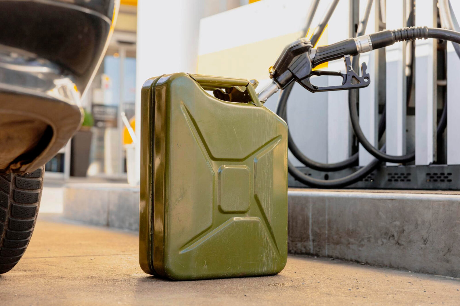 Tanken, Benzin, Diesel, Polen, Deutschland, Kraftstoff, Kanister, Tanktourismus, Energiesteuer, Mineralölsteuer, Zoll, Reservekanister, Benzinpreise, Dieselpreise, EU-Mitgliedstaat, Einfuhr, steuerfrei, mitbringen, wie viel Benzin darf man aus Polen nach Deutschland mitbringen, wie viel Diesel im Kanister über Grenze, Kraftstoff aus Polen nach Deutschland mitbringen, Benzin aus Polen nach Deutschland, Diesel aus Polen nach Deutschland, wie viel Liter Kraftstoff im Kanister erlaubt, Tanktourismus Polen Deutschland, Kraftstoff im Kanister Grenze Deutschland, wie viel Liter Benzin darf man im Kanister nach Deutschland mitbringen, wie viel Diesel im Kanister über Grenze Polen Deutschland, darf man Benzin im Kanister aus Polen mitbringen, wie viel Kraftstoff darf man steuerfrei nach Deutschland mitbringen, Benzin im Kanister Zoll Deutschland Regel, Kraftstoff im Kanister EU Einfuhr Deutschland, Tanktourismus Polen lohnt sich, Benzinpreise Polen vs Deutschland, ADR Transport Kraftstoff Kanister, Kanister Benzin Transport Regeln,