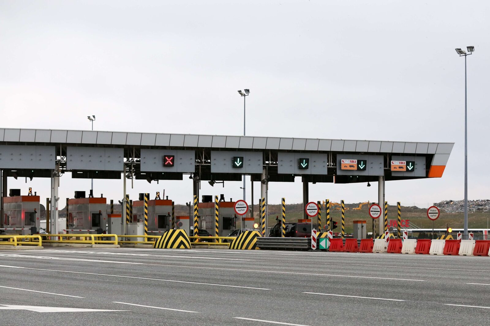 Mautstation auf der Autobahn in Polen mit mehreren Fahrspuren und elektronischem e-TOLL-System für Pkw und Lkw