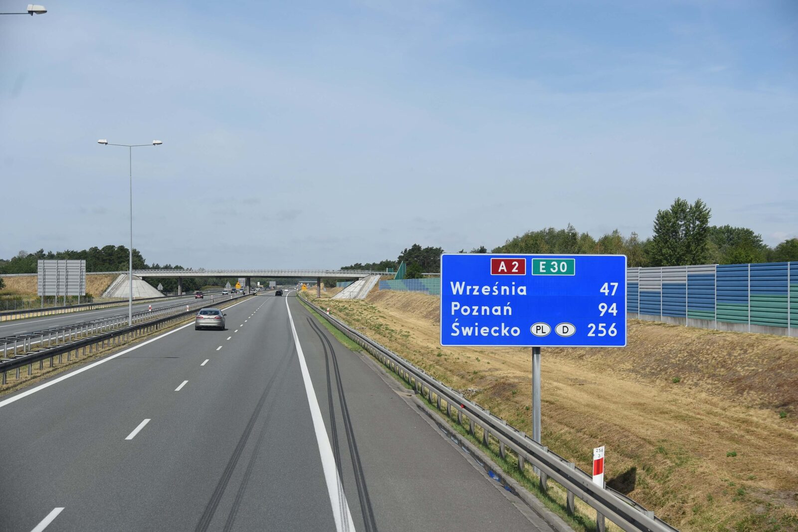 Autobahn A2 in Polen Richtung Świecko mit Verkehrsschild, wichtige Strecke für deutsche Fahrer und mautpflichtiger Abschnitt