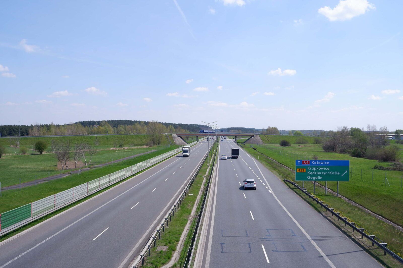 Autobahn A4 in Polen Richtung Katowice mit Verkehrsschild, Abfahrt nach Krapkowice, Kędzierzyn-Koźle und Gogolin.