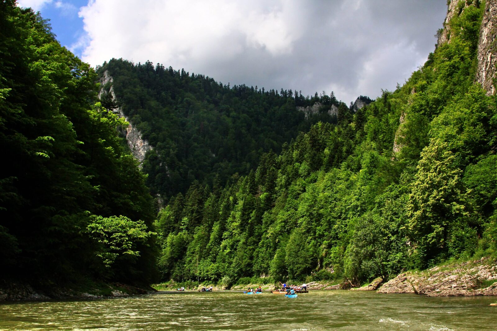 Dunajec Schlucht mit Flößen auf dem Fluss Dunajec im Pieninen-Nationalpark