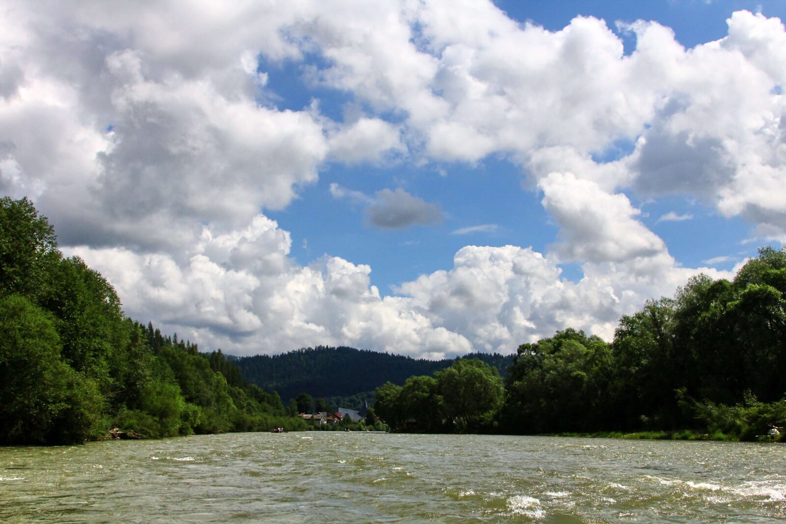 Dunajec Schlucht mit Felsen, Fluss und touristischen Flößen