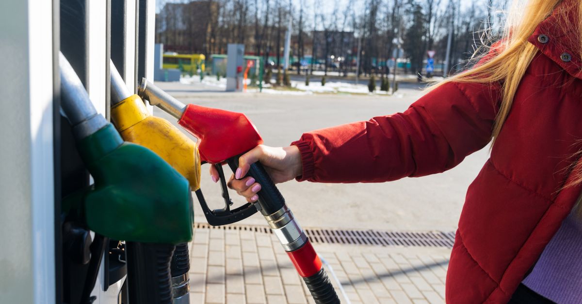 Polen Kraftstoffpreise, Benzinpreise Polen, Dieselpreise Polen, Mehrwertsteuer Senkung Polen, Akzise Polen, Donald Tusk Kraftstoffe, Adam Szłapka Regierung, Polen Energiepolitik, Preisdeckel Kraftstoff Polen, Polen, Krafstoffpreise, Adam Szłapka,