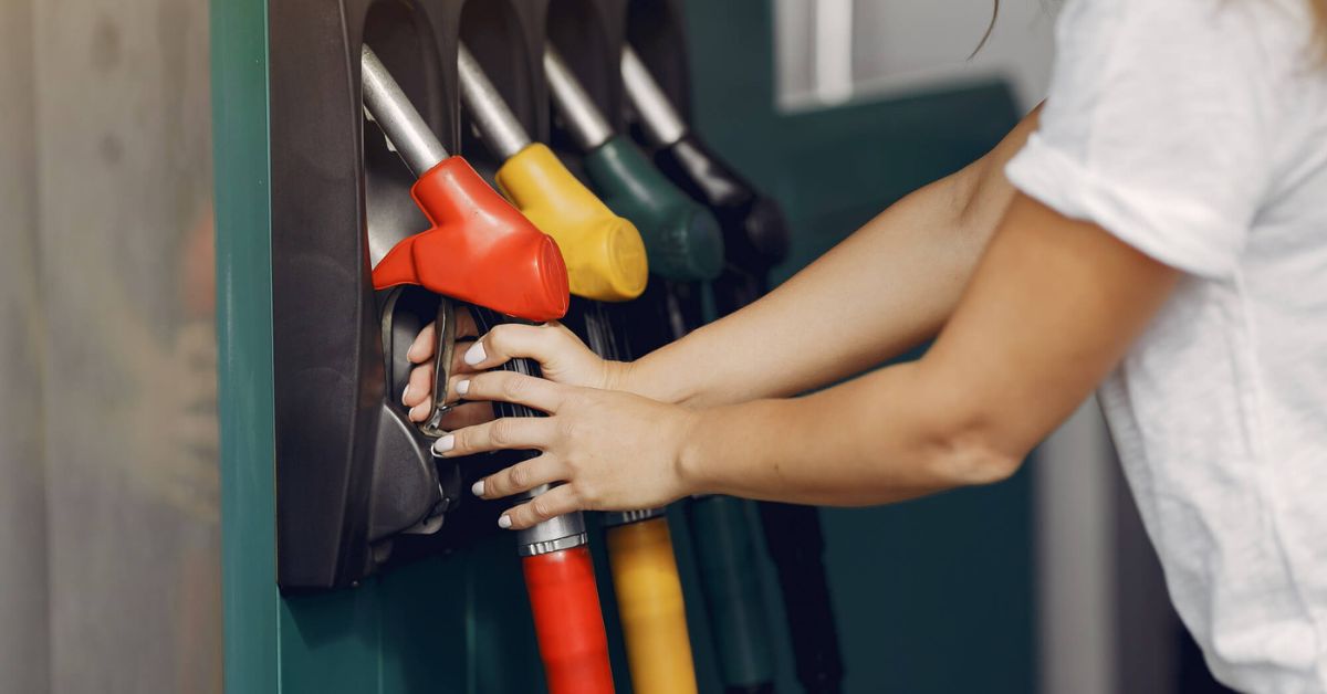 Tanken, Benzin, Diesel, Polen, Deutschland, Kraftstoff, Kanister, Tanktourismus, Energiesteuer, Mineralölsteuer, Zoll, Reservekanister, Benzinpreise, Dieselpreise, EU-Mitgliedstaat, Einfuhr, steuerfrei, mitbringen, wie viel Benzin darf man aus Polen nach Deutschland mitbringen, wie viel Diesel im Kanister über Grenze, Kraftstoff aus Polen nach Deutschland mitbringen, Benzin aus Polen nach Deutschland, Diesel aus Polen nach Deutschland, wie viel Liter Kraftstoff im Kanister erlaubt, Tanktourismus Polen Deutschland, Kraftstoff im Kanister Grenze Deutschland, wie viel Liter Benzin darf man im Kanister nach Deutschland mitbringen, wie viel Diesel im Kanister über Grenze Polen Deutschland, darf man Benzin im Kanister aus Polen mitbringen, wie viel Kraftstoff darf man steuerfrei nach Deutschland mitbringen, Benzin im Kanister Zoll Deutschland Regel, Kraftstoff im Kanister EU Einfuhr Deutschland, Tanktourismus Polen lohnt sich, Benzinpreise Polen vs Deutschland, ADR Transport Kraftstoff Kanister, Kanister Benzin Transport Regeln,