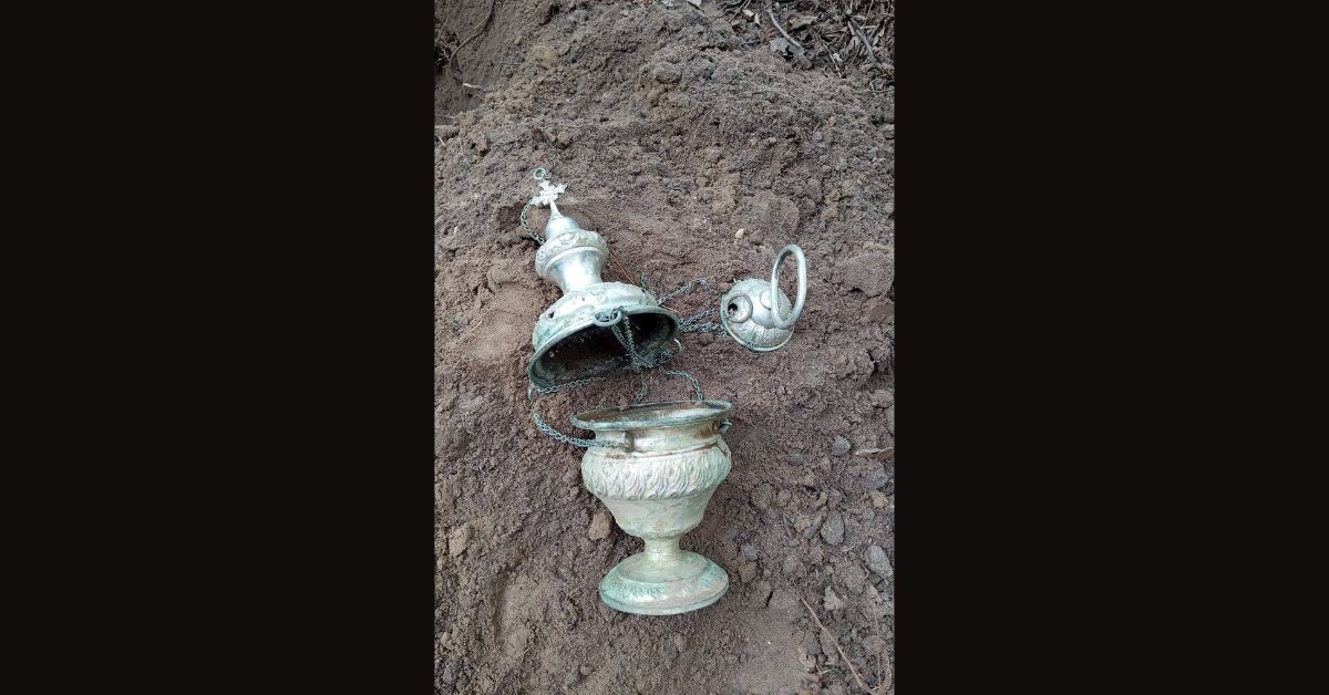 Fund Polen Wald, Detektorist Polen Fund, liturgisches Gefäß Polen, Thuribulum Fund Polen, Lubaczów Wald Fund, historischer Fund Polen, Kirchenschatz Polen, Archäologischer Fund Polen Wald, geheimnisvoller Fund Polen, Polen, Fund, Wald, Schatzsucher, Tomasz Kornaga, geheimnisvoller Fund, Fund im Wald,