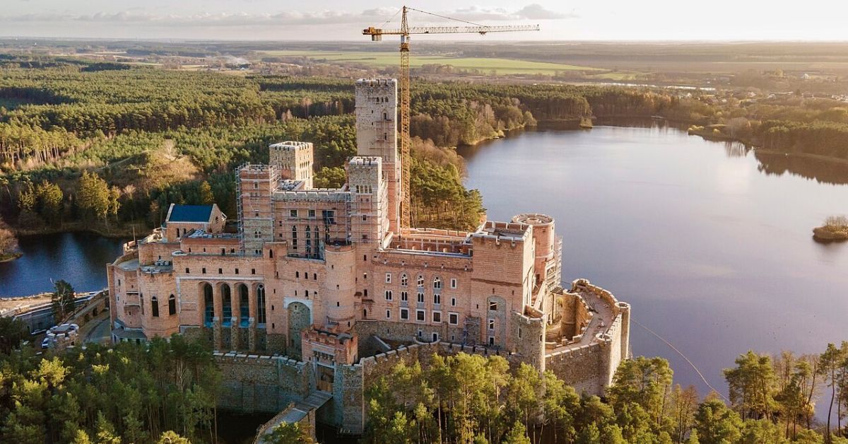 Stobnica Schloss Polen, Urteil Verwaltungsgericht Polen, Bau im Natura 2000 Gebiet Polen, Stobnica Bau legal, Umweltrecht Polen Bauprojekt, Schloss Stobnica Kontroverse, Stobnica Investition D.J.T, Stobnica, Polen, Schloss, Schloss in Stobnica,