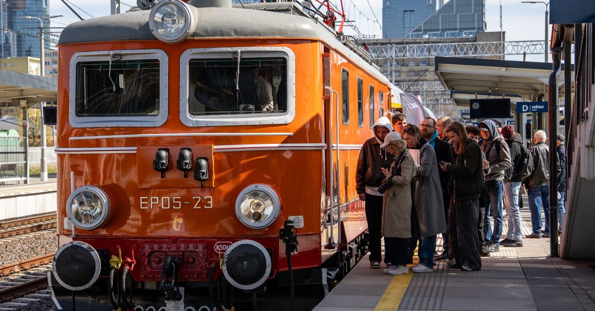 Retro Zug Polen, PKP Intercity Nieśpieszny, historischer Zug Polen, Zug 80er Jahre Polen, Bahnreisen Polen Nostalgie, PKP Retrozug Strecken, PKP, Polen, Retro zug "Nieśpieszny",