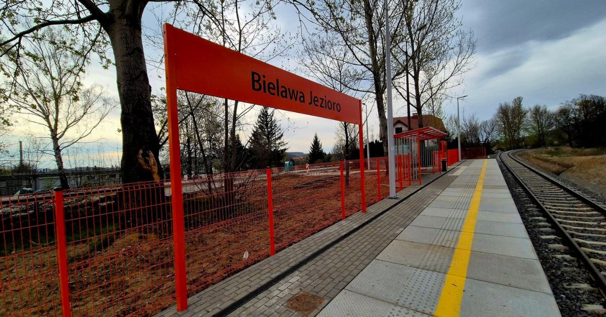 polnisches Como, Bielawa-See, Niederschlesien Bahnverbindung, Koleje Dolnośląskie, Urlaub Niederschlesien 2026, Eulengebirge Tourismus, Direktzug Bielawa, Sommerurlaub Polen, Niederschlesien, Bielawa Zugverbindung, polnischer Comer See, polnischer Comer See Zuganreise, Bielawa-See Zug,