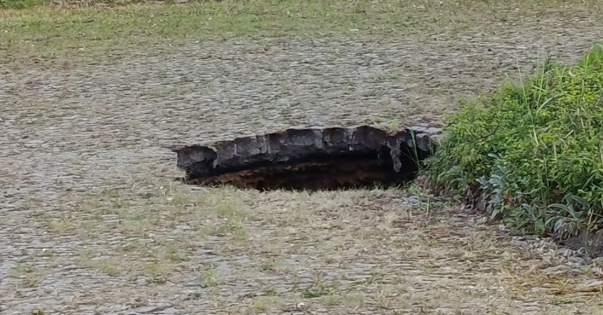 Erdfall Głuchołazy, Senkloch Polen, Goldmine Głuchołazy, Stollen der Drei Könige, historische Goldmine Polen, KGHM Cuprum, Bergbaugeschichte Głuchołazy, Erdrutsch Polen, unterirdische Stollen, Ziegenhals, Senkloch Ziegenhals, Polen, Głuchołazy, Erdfall, Stollen,