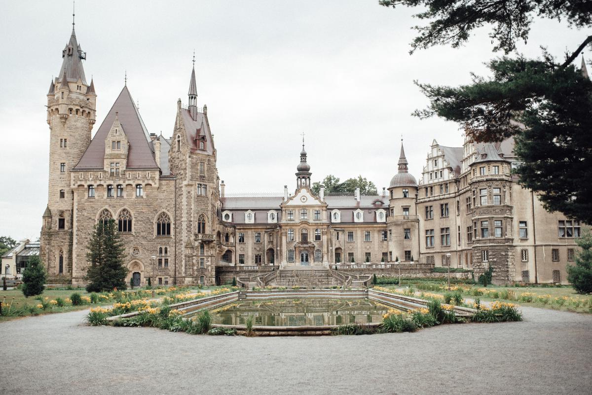 schloss moschen, polen, foto