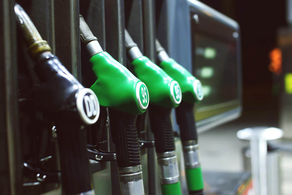 Benzin- und Dieselzapfsäulen an einer polnischen Tankstelle