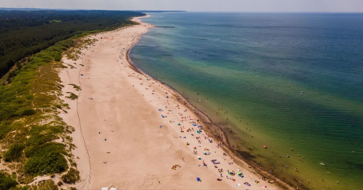 Ustka, bester Strand Polen 2026, polnische Ostsee, Travelist Ranking, Strände Polen, Ustka Ostsee, Świnoujście Swinemünde, Dźwirzyno, Urlaub Polen Ostsee, Familienstrand Polen, schönste Strände Polen, Ostseeurlaub Polen, Strandranking Polen, polnische Küste, Reisetrends Polen, Ostseebäder Polen, Urlaub an der Ostsee Polen, Stolpmünde, Strand in Stolpmünde,