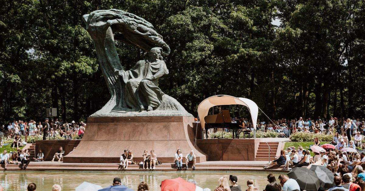 Chopin-Konzerte Warschau, Chopin-Konzerte 2026, Łazienki-Park Warschau, Königliche Łazienki, Chopin-Denkmal Warschau, Open-Air-Konzerte Polen, Klassische Musik Warschau, Klavierkonzerte Warschau, Sommerkonzerte Polen, Kultur Warschau, Veranstaltungen Warschau 2026, Konzertprogramm Chopin,