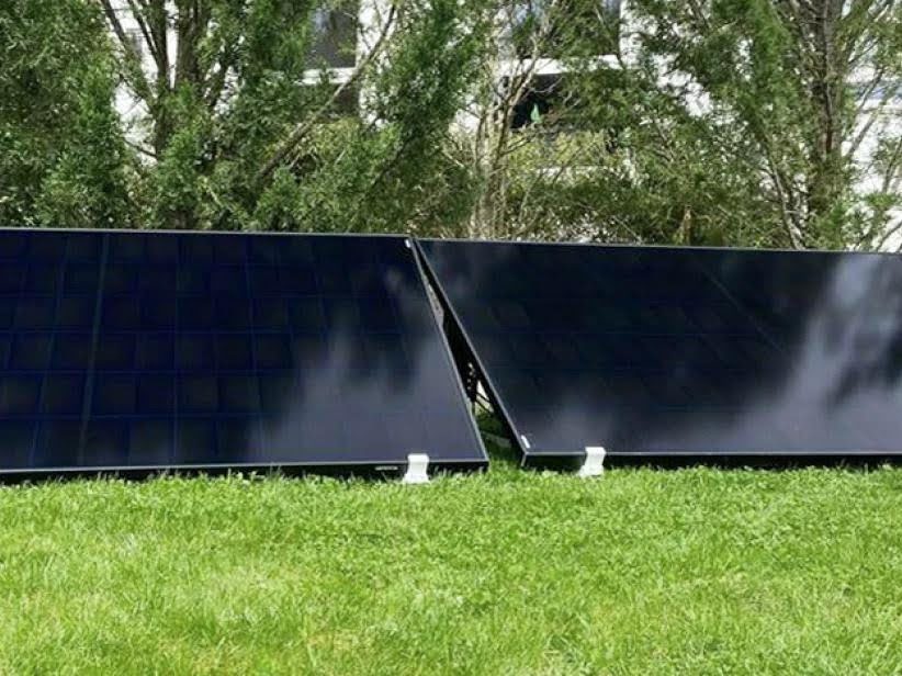 Balkon-Solaranlagen, Balkonkraftwerk, Netzeinspeisung, solare Energie, Einspeisstrategien