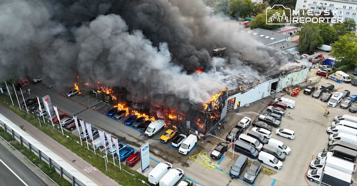 Großbrand Warschau, Brand Warszawa, Feuer Targówek, Autowerkstatt Brand Polen, Autohaus Brand Warschau, Feuerwehr Warschau, Großbrand Polen, Rauch über Warschau, Einsatz Feuerwehr Polen, Krasnobrodzka Warschau, Polizei Warschau, Nachrichten Polen, Brand Autowerkstatt, Feuer Hauptstadt Polen, Targówek Brand,