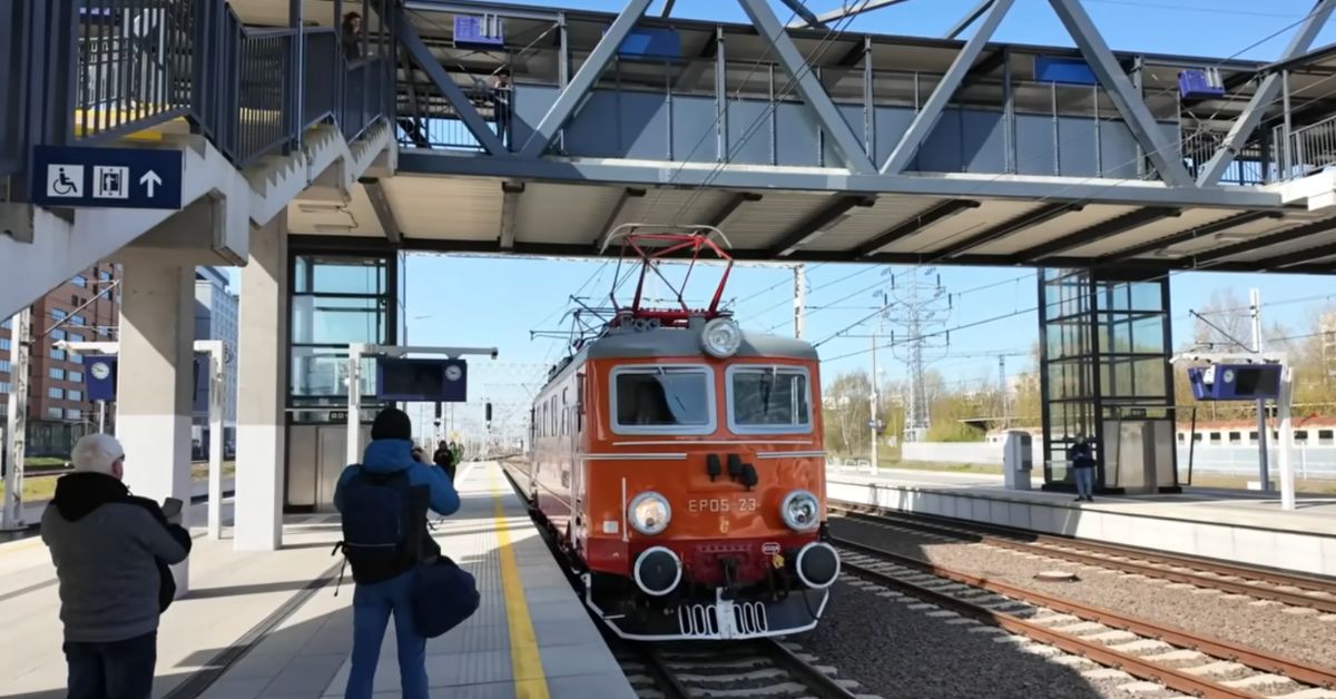 PKP Intercity, Nieśpieszny, Retro-Zug Polen, historische Züge Polen, Bahnreisen Polen, Eisenbahn Polen, Zugverkehr Polen, PKP Intercity Fahrplan, Zugverbindungen Polen, polnische Eisenbahn, Bahnverkehr Polen, Nostalgiezug Polen, PKP Intercity 2026, Polen Reisen mit der Bahn,