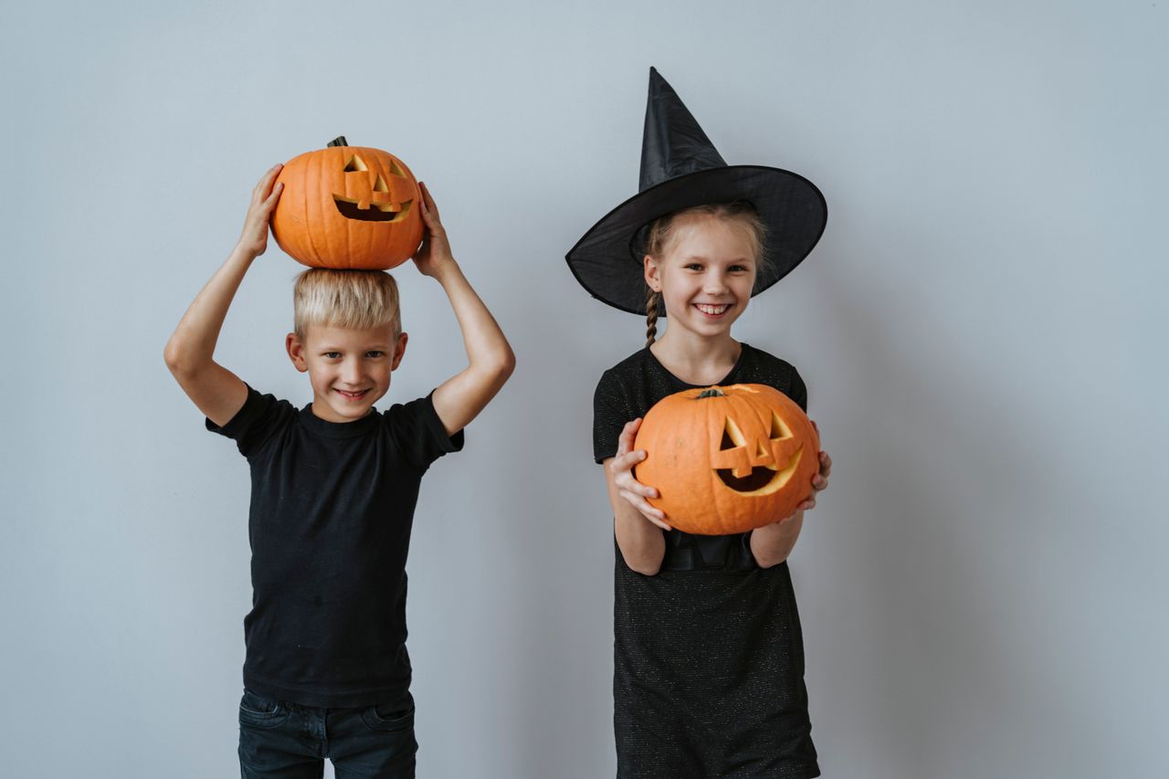 Junge und Mädchen mit Kürbissen für Halloween