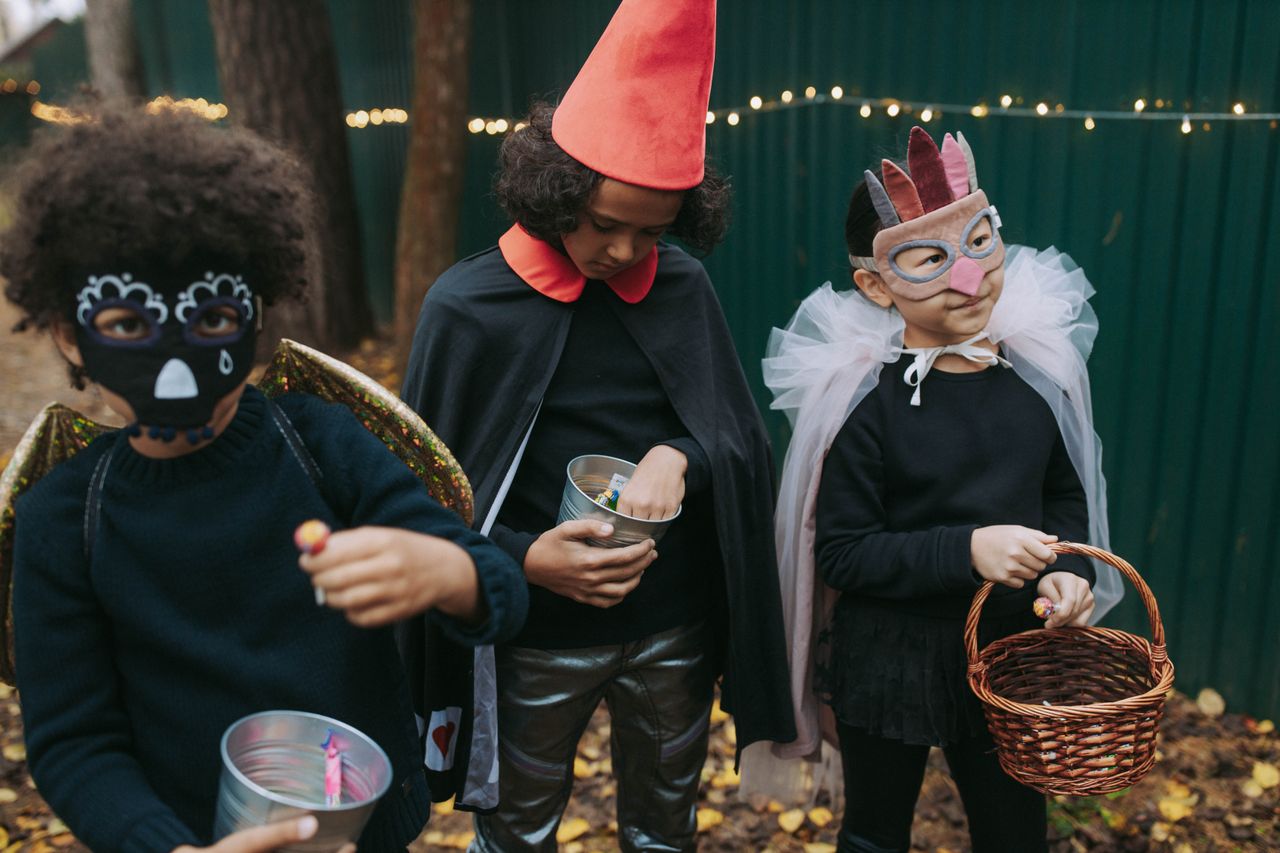Kinder gehen Süßigkeiten sammeln für Halloween