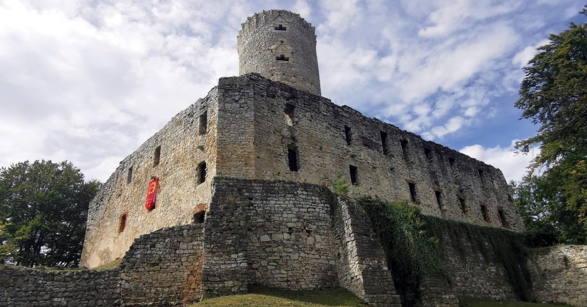 Burg Lipowiec, Burg Lipowiec Polen, Burg Lipowiec Sanierung, Lipowiec Babice, Burgen in Polen, Kleinpolen, Sehenswürdigkeiten Polen, Adlerhorst-Burgen Polen, Burgen in Kleinpolen, polnische Burgen, Sanierung Burg Lipowiec,