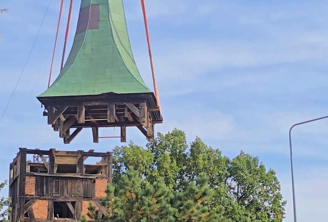 Spektakuläre Rettungsaktion in Polen: Kirchturm wird als Ganzes abgenommen