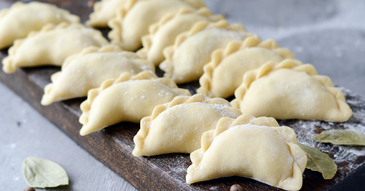 beste Piroggen in Polen, TasteAtlas Ranking, polnische Piroggen, Pierogi ruskie, Piroggen, polnische Küche, Internationale Tag der Piroggen, regionale Piroggen-Spezialitäten, Nowodworskie-Piroggen, Wigierskie-Piroggen, Niemojskie-Piroggen, Piroggen aus Głowno, polnische Spezialitäten, traditionelle polnische Gerichte,